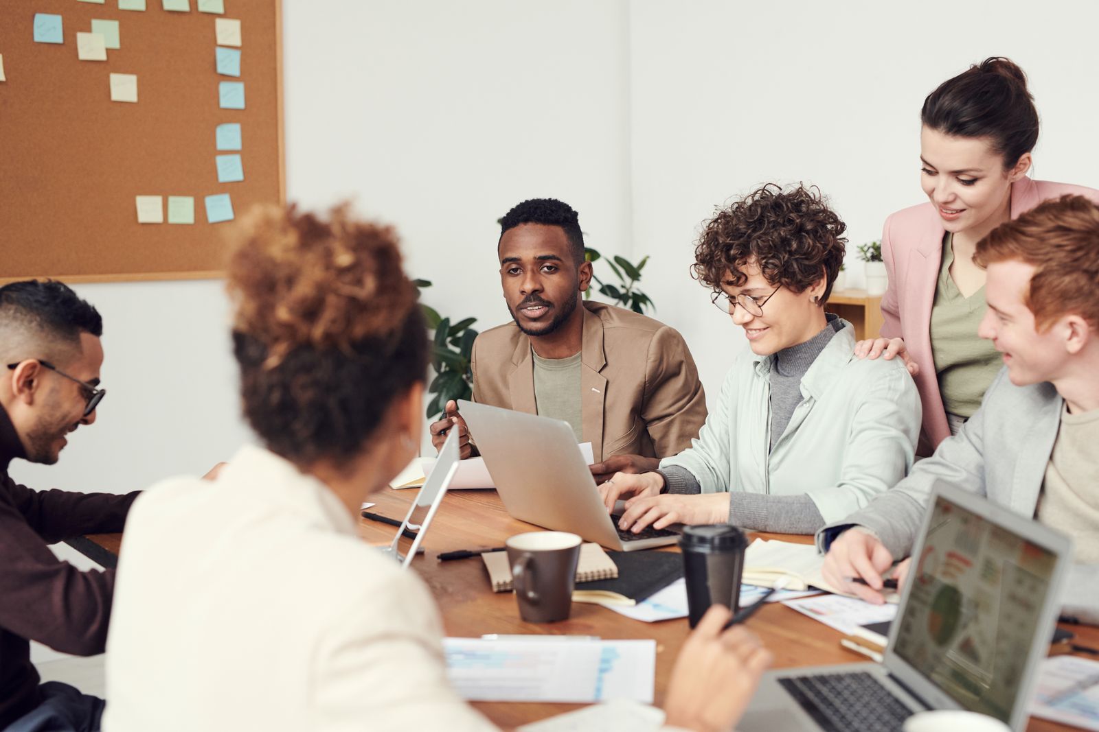 Group feedback session during corporate earn training at Earn AI Blueprint